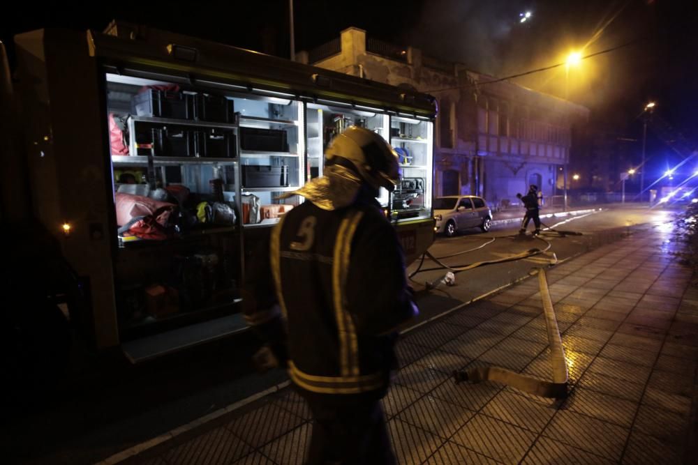 Un fuego destruye el chalé de los García Pola, uno de los tesoros indianos de Avilés.