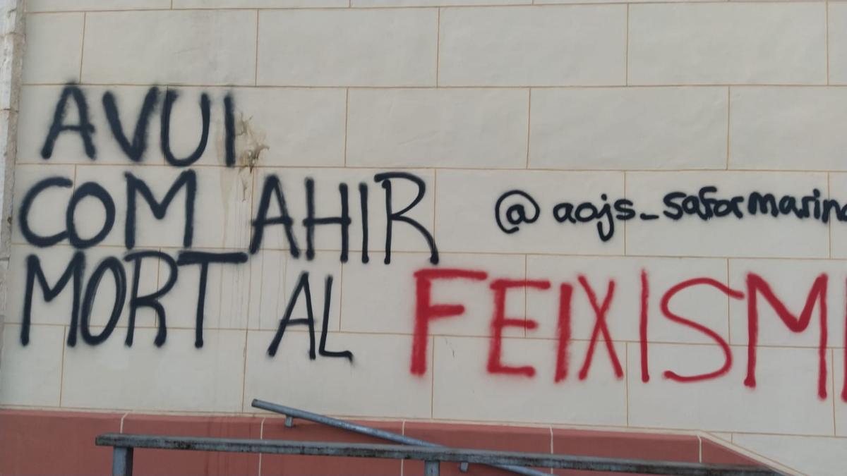 La pintada en la fachada de la iglesia de Simat de la Valldigna.