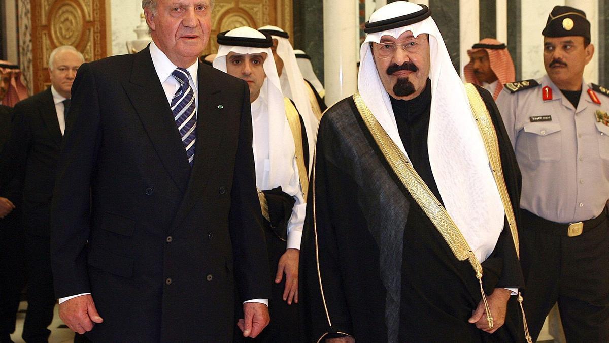 Imagen de una visita que realizó Juan Carlos I en 2006 al rey de Arabia Saudí. En segundo plano Miguel Ángel Moratinos.