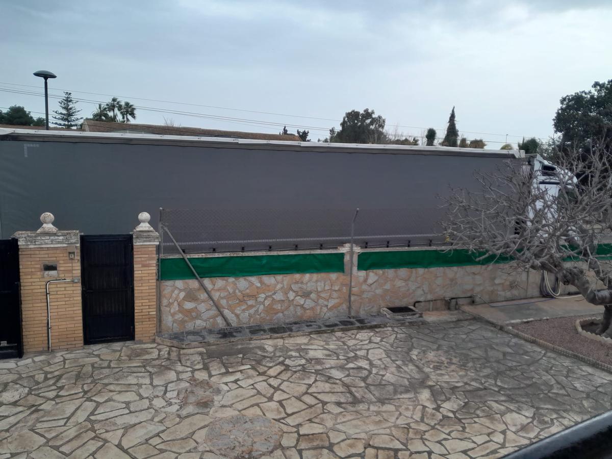 Uno camión pasa por delante de una vivienda en una de las calles de la urbanización