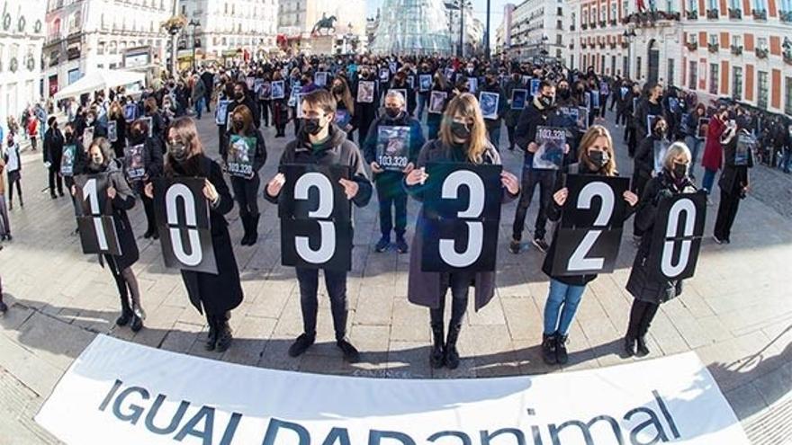 Activistas exigen en la Puerta del Sol el fin del &quot;sufrimiento extremo&quot; que padecen los animales en los mataderos.