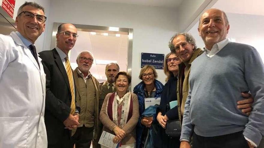 Descubrimiento de la placa del aula Isabel Zendal, ayer, en el Chuac.