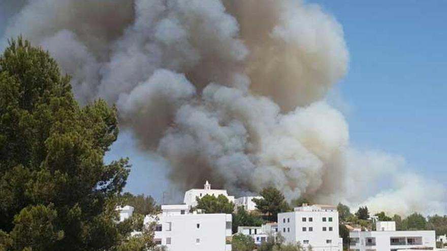 El fuego provocó una enorme columna de humo visible desde toda la isla.
