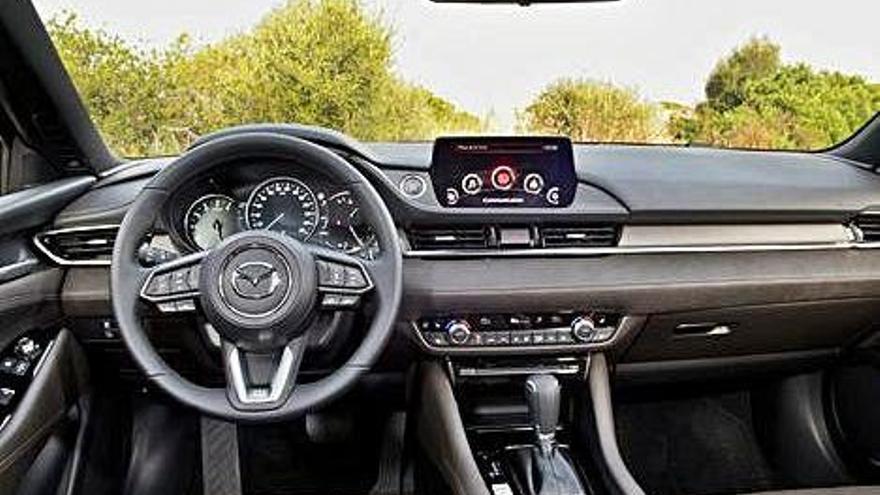 El Mazda6 va rebre retocs de disseny en la seva última evolució, per oferir un aspecte més elegant i atractiu.