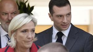 Jordan Barcella, candidato ultra francés, con la jefa de su partido, Marine Le Pen.
