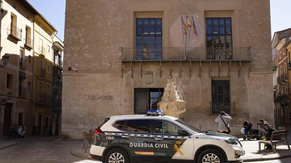Un coche de la Guardia Civil, frente a los juzgados de Xàtiva.