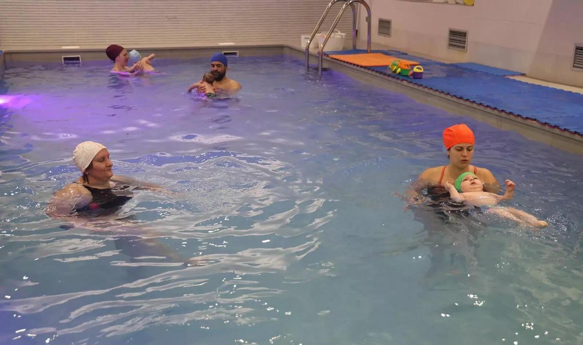 Dentro de la piscina, los bebés ganan gran libertad de movimiento.