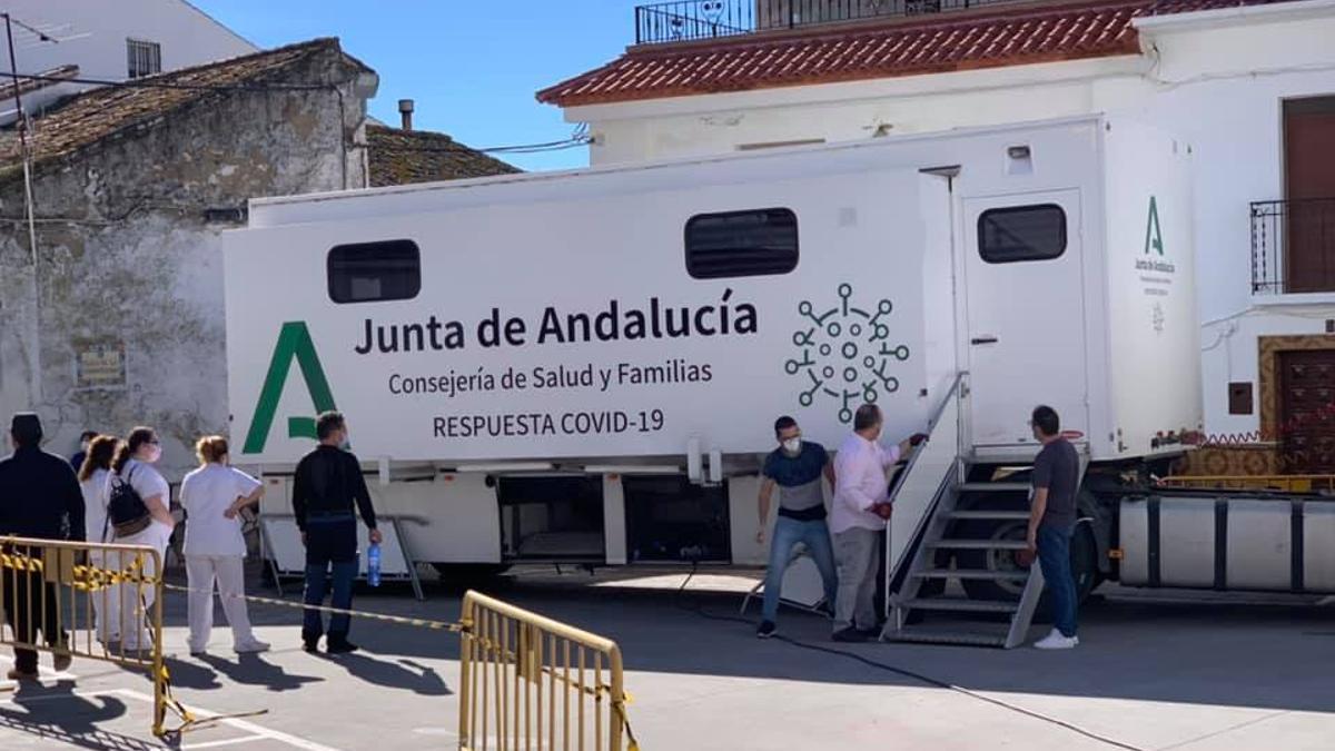 Varios técnicos preparan la unidad móvil en la plaza de la Constitución de Alfarnatejo.