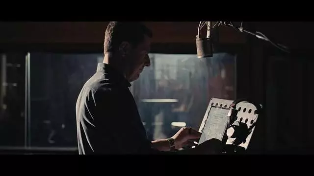 Juanma Moreno interpreta el himno de campaña del PP: 'Kilómetro sur'