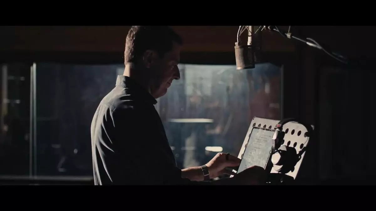 Juanma Moreno también graba videoclips en campaña: el presidente andaluz confirma que él canta 'Kilómetro Sur'