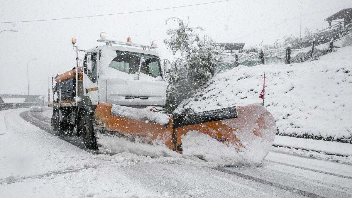 Suspenden el tráfico ferroviario entre Asturias y León por fuertes nevadas y Pajares está cerrado para camiones