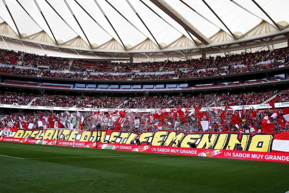 GRAF5857. MADRID, 17/03/2019.- Vista general de la grada del estadio Wanda Metrpolitano, el fútbol femenino vive este domingo el choque entre los dos equipos punteros de la Liga Iberdrola, con el enfrentamiento entre el Atlético de Madrid y el Barcelona, donde se espera batir un nuevo récord europeo de asistencia en un partido entre clubes. En este encuentro el Wanda Metropolitano se postula para arrebatar a San Mamés el récord de asistencia a un partido de fútbol femenino en España, establecido el pasado 30 de enero, con 48.121 espectadores en las gradas del coliseo bilbaíno.- EFE/Kiko Huesca GRAF5857. MADRID, 17/03/2019.- Vista general de la grada del estadio Wanda Metrpolitano, el fútbol femenino vive este domingo el choque entre los dos equipos punteros de la Liga Iberdrola, con el enfrentamiento entre el Atlético de Madrid y el Barcelona, donde se espera batir un nuevo récord europeo de asistencia en un partido entre clubes. En este encuentro el Wanda Metropolitano se postula para arrebatar a San Mamés el récord de asistencia a un partido de fútbol femenino en España, establecido el pasado 30 de enero, con 48.121 espectadores en las gradas del coliseo bilbaíno.- EFE/Kiko Huesca