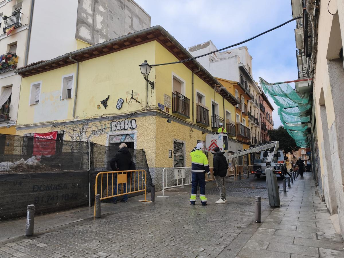Operarios del Ayuntamiento de Madrid retiran el alumbrado del edificio del Baobab.