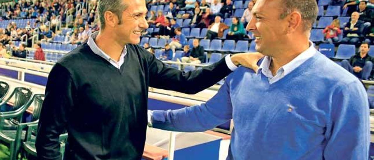 Pep Lluís Martí saluda a Pepe Gálvez antes del partido en Tenerife.