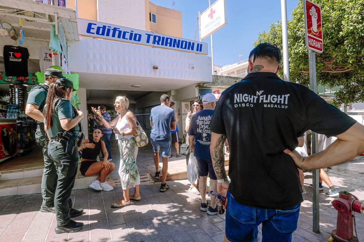 La Guardia Civil inspecciona el apartamento donde comenzó el incendio en Magaluf en busca de pruebas