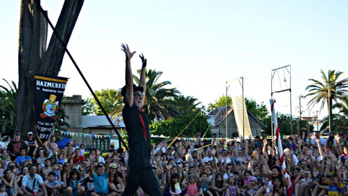 Imagen del espectáculo 'Circo de bolsillo', de Tuto Tul, que este domingo abre el Festival de Teatro Infantil y Familiar en Puebla de la Calzada.
