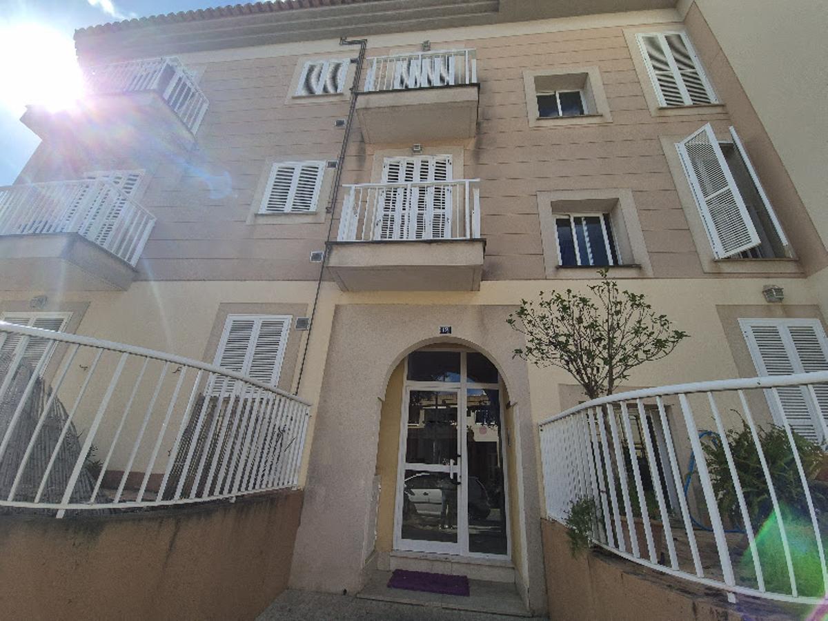 Edificio del número 12 de la calle Illa de Corfú de Palma donde ha muerto un hombre al recibir la descarga de una táser de un policía.