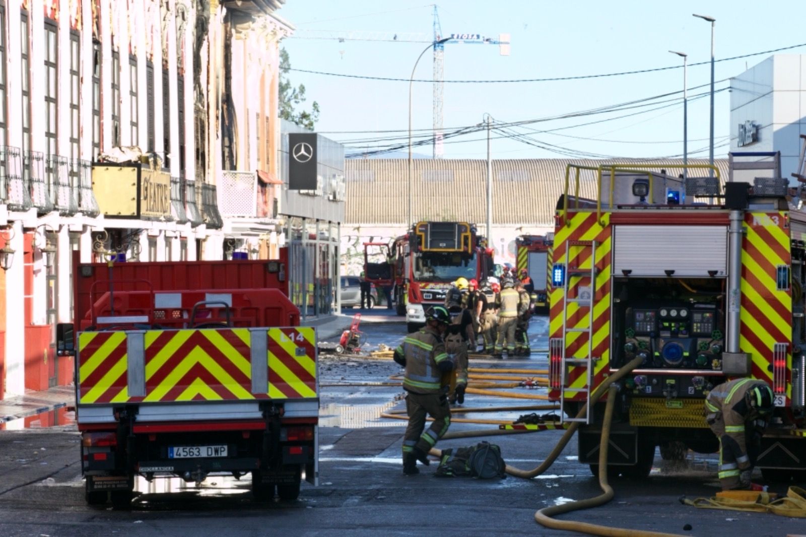 Los servicios de Emeregencias atienden a los afectados por el incendio