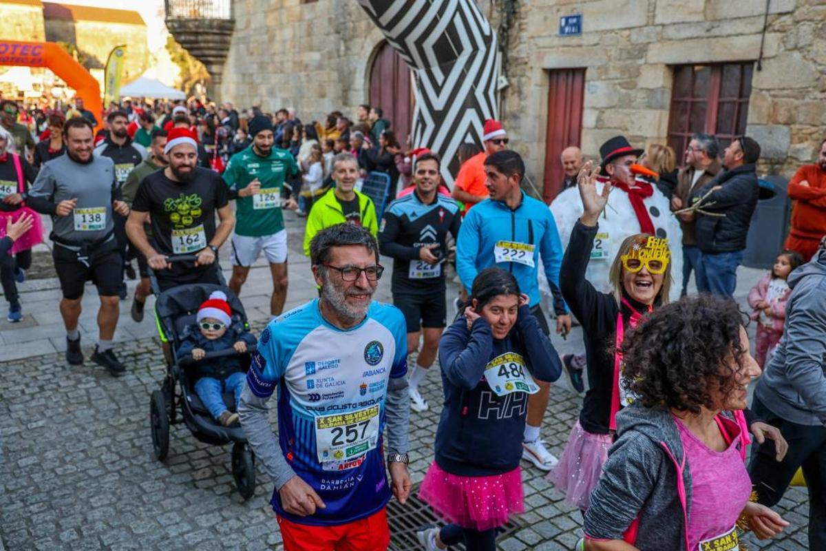 Cambados despide el año con miles de pisadas... y disfraces navideños