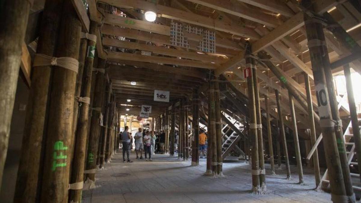 Estructura de madera que conforma el singular coso taurino de Algemesí.