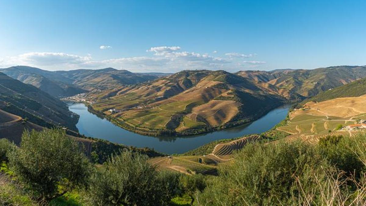 Vson las vistas del valle del Duero junto a sus viñedos los que hace de este lugar uno de los más impresionantes