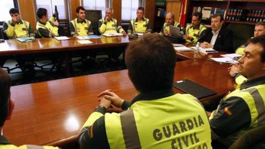 El fiscal coordinador de Seguridad Vial con agentes de la Guardia Civil de Tráfico en la reunión celebrada ayer en los juzgados.  // J. Santomé