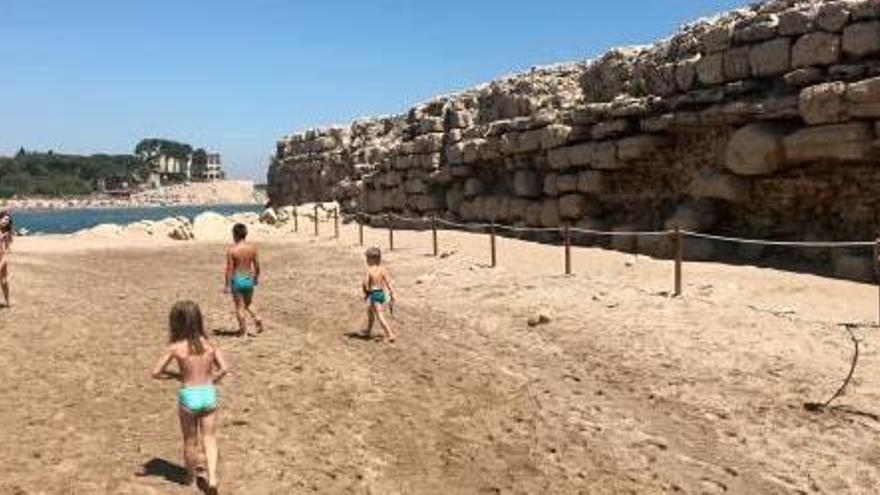 L&#039;Escala delimita el moll grec d&#039;Empúries per evitar que s&#039;hi enfilin