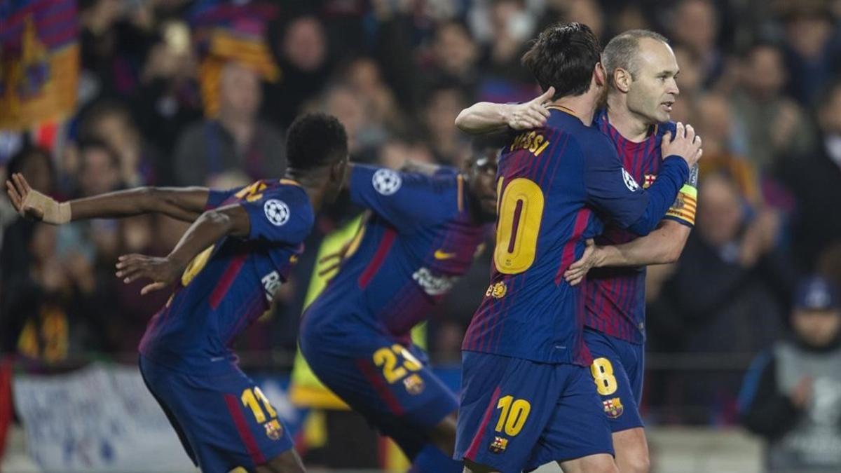 Messi abraza a Iniesta mientras Dembélé y Umtiti celebran el 2-0 del Barça al Chelsea.