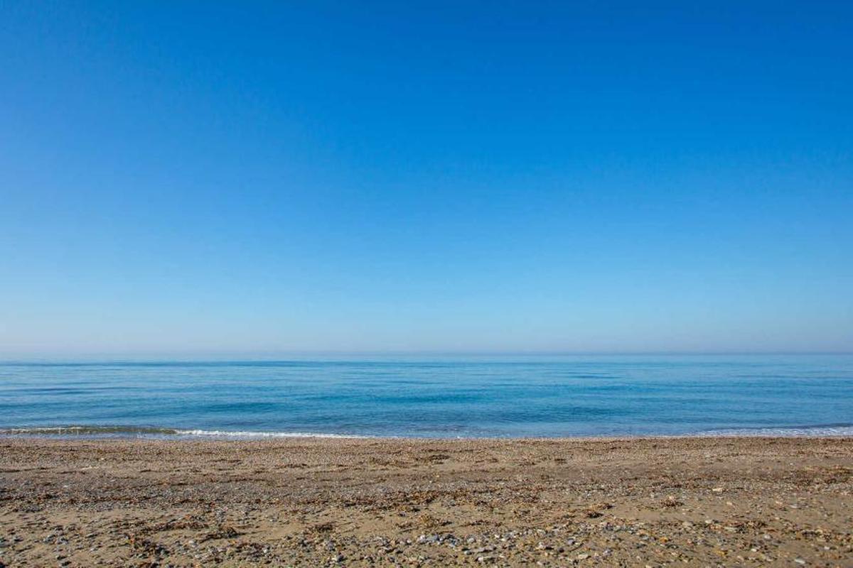 La playa de Cerrillos, la favorita de los amantes de la naturaleza por su rico fondo marino y sus praderas de posidonias
