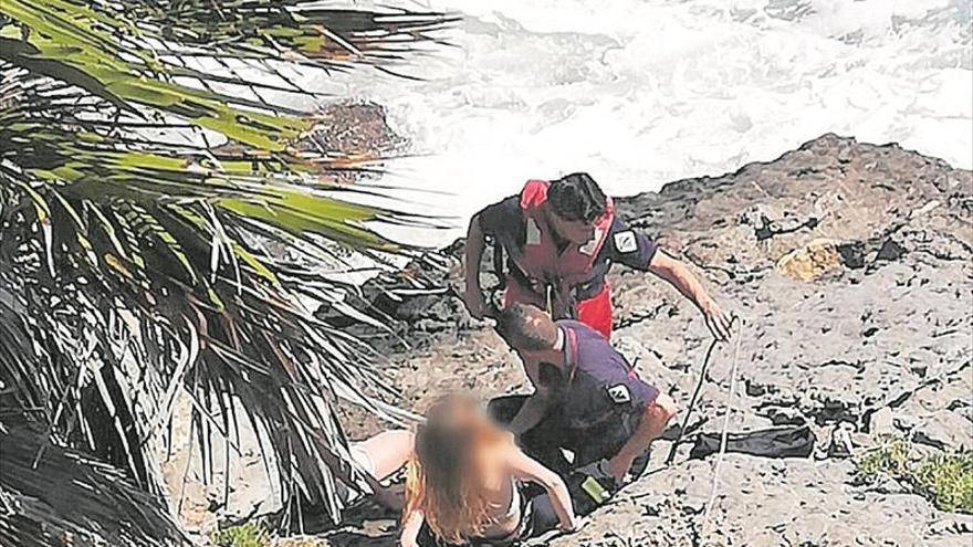 Rescatan a dos menores en Orpesa atrapados en una roca