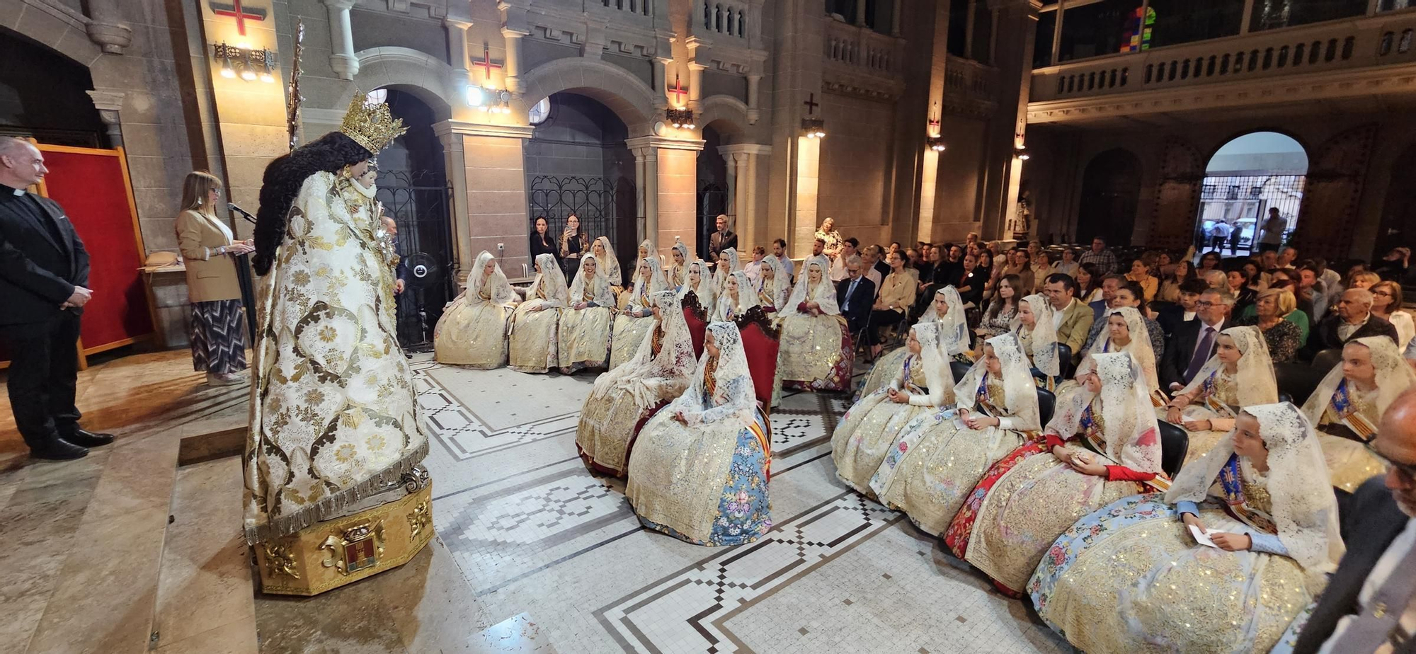 El Besamanos de falleras mayores y cortes 2024, en imágenes