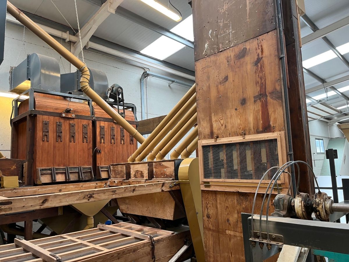 La trencadora permite separar la cáscara del grano de la avellana.