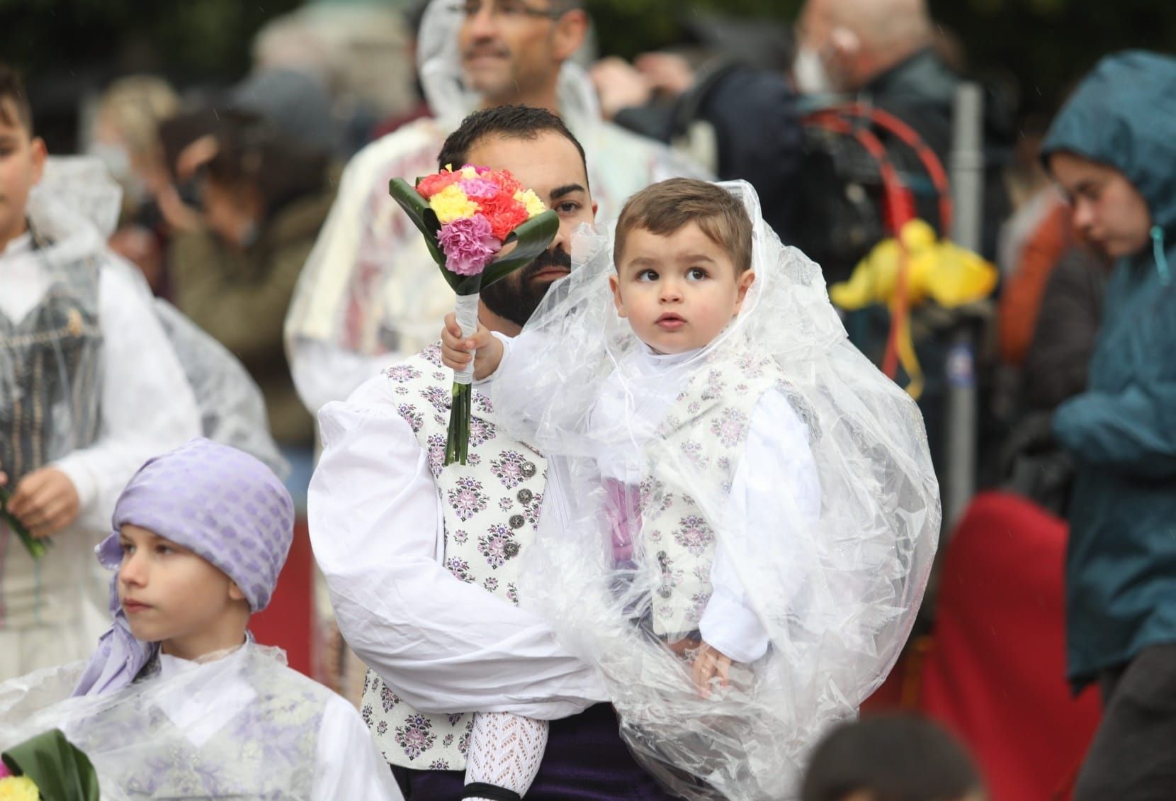 Desfile de chubasqueros y paraguas antes la Mare de Déu