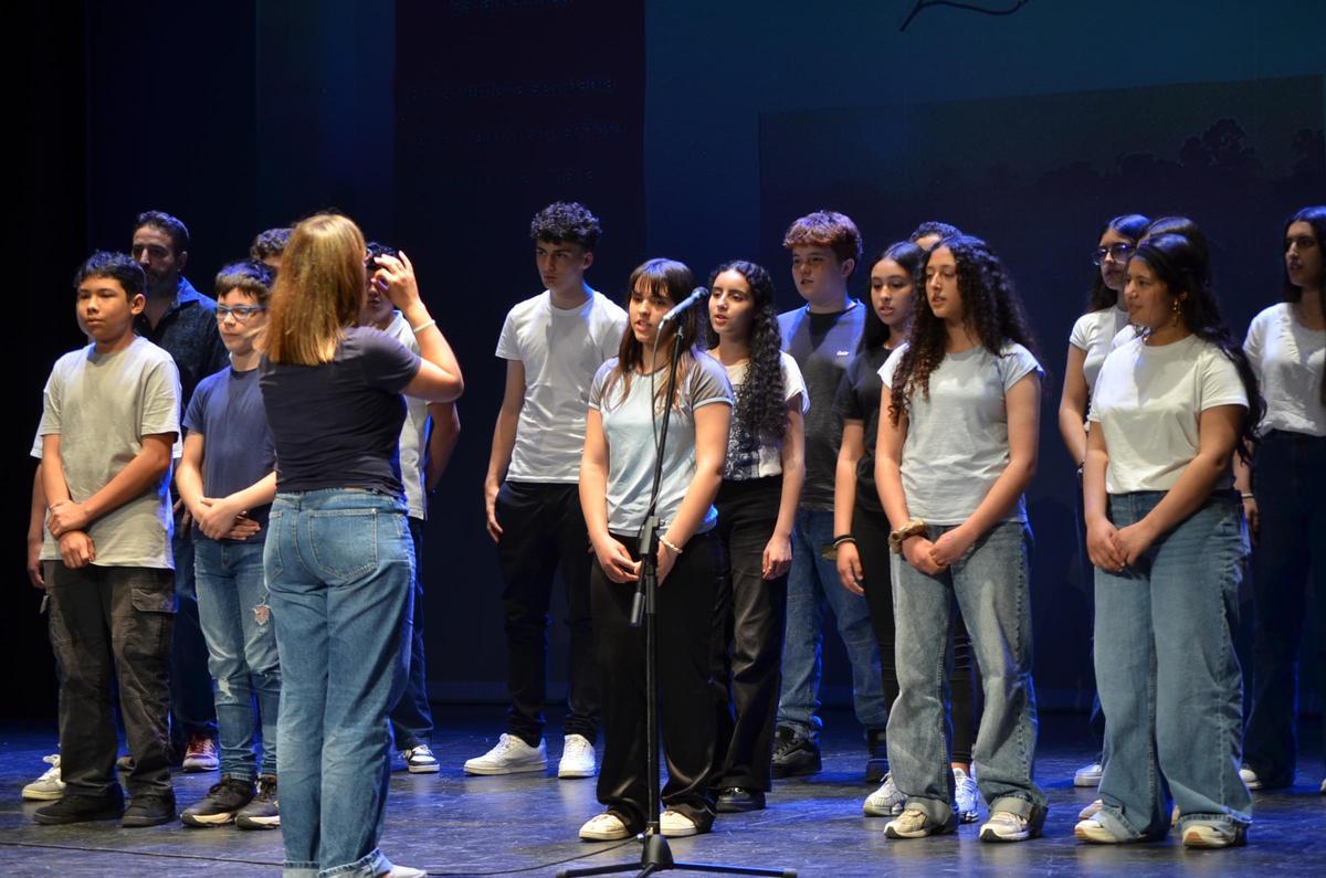 Alumnado de 2º de ESO y el coro del IESO Ástura, de Mansilla de las Mulas primer premio de Secundaria.