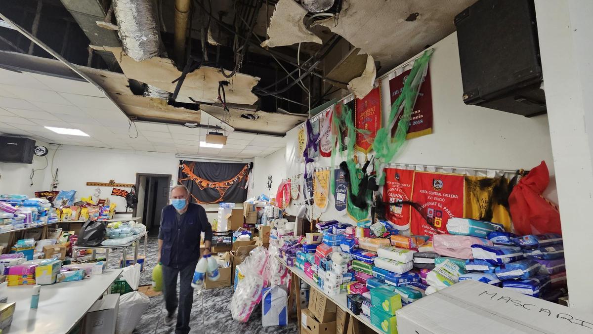 La ayuda humanitaria, los estandartes, un fallero y los desperfectos
