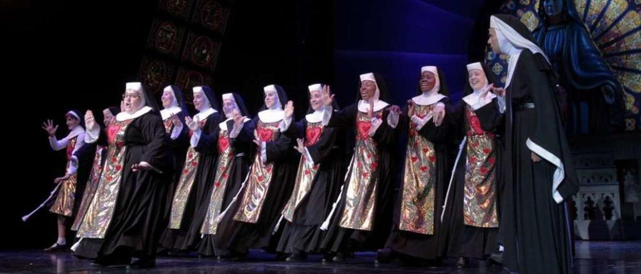 Un momento del musical &quot;Sister Act&quot;, anoche, en el Auditorio Mar de Vigo. // José Lores