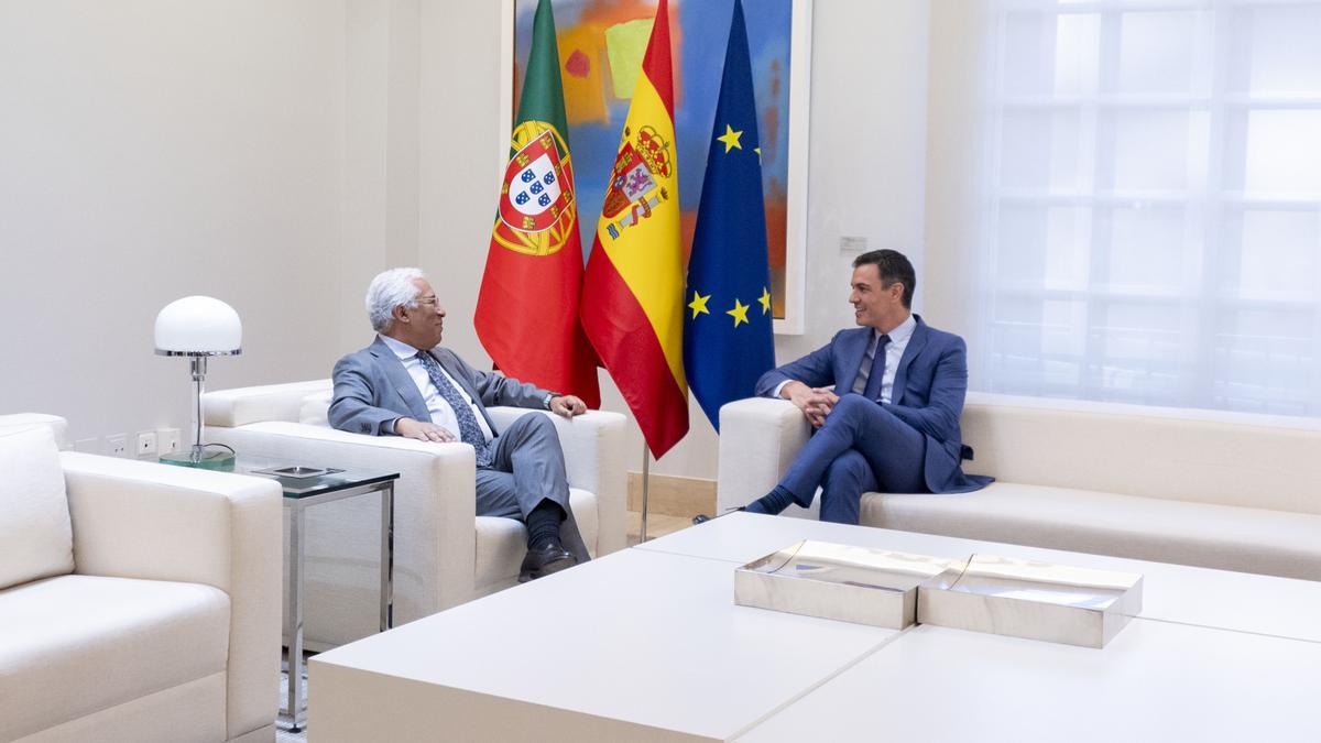 El presidente del Gobierno, Pedro Sánchez (d), y el primer ministro de la República de Portugal, Antonio Costa (i), en un encuentro de trabajo en el Complejo de la Moncloa, a 26 de mayo de 2022, en Madrid (España).