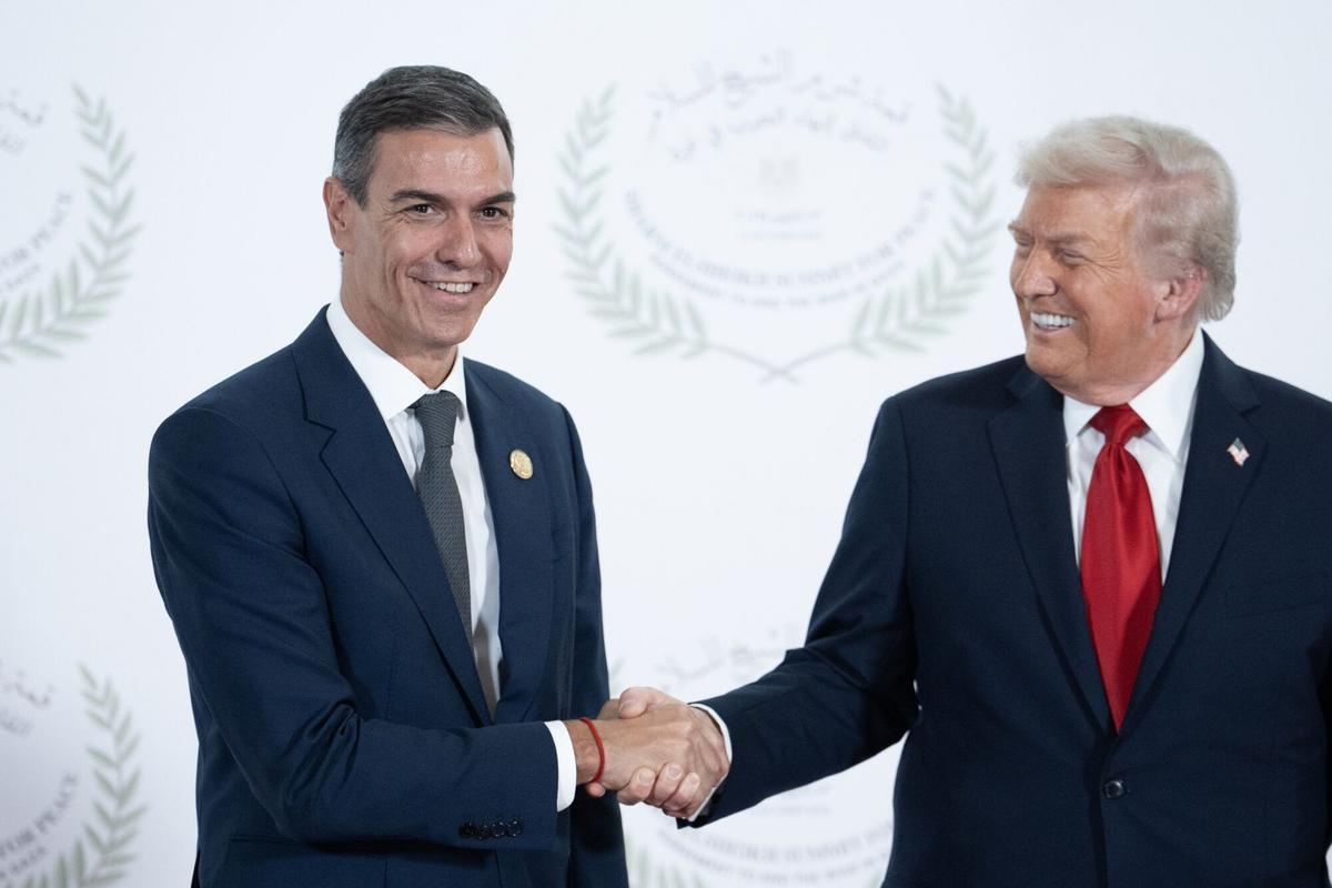 13/10/2025 El presidente del Gobierno, Pedro Sánchez (i) saluda al presidente de Estados Unidos, Donald Trump (d), antes de la ceremonia de firma del plan de paz para Oriente Próximo, a 13 de octubre de 2025, en Egipto.