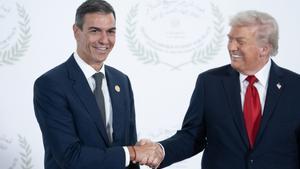13/10/2025 El presidente del Gobierno, Pedro Sánchez (i) saluda al presidente de Estados Unidos, Donald Trump (d), antes de la ceremonia de firma del plan de paz para Oriente Próximo, a 13 de octubre de 2025, en Egipto.
