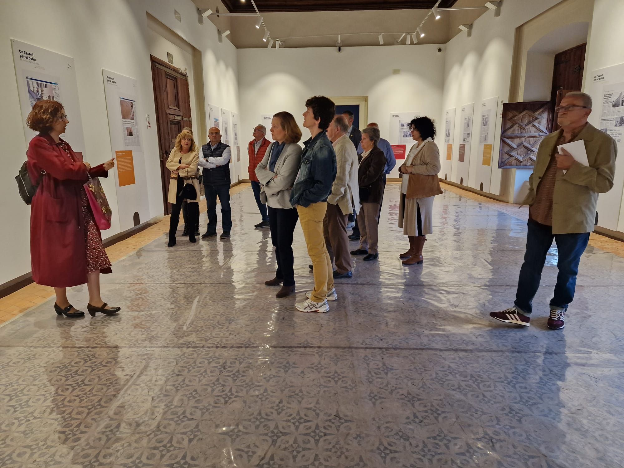 Visita a la exposición "Un Castell per al Poble en notícies de Laura Sena".