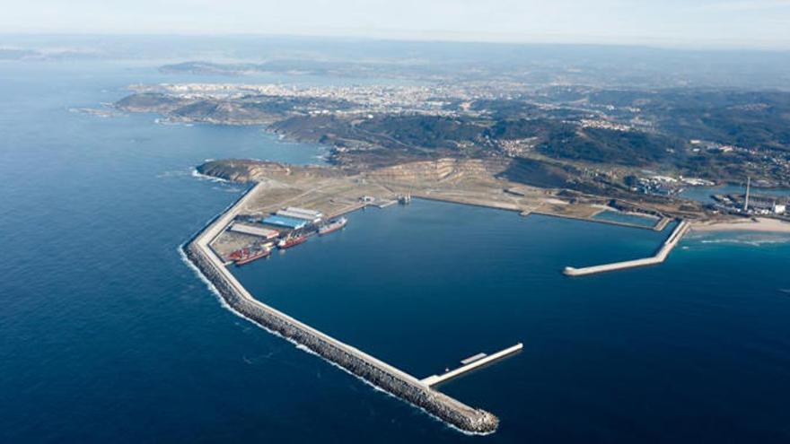 Vista aérea del puerto exterior de A Coruña.