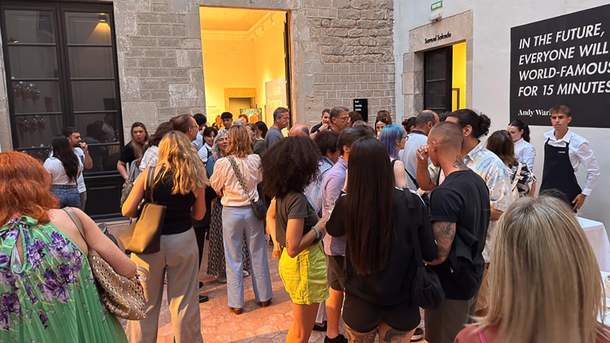 Los asistentes compartieron impresiones durante el cóctel celebrado tras la mesa redonda en el Moco Museum Barcelona.