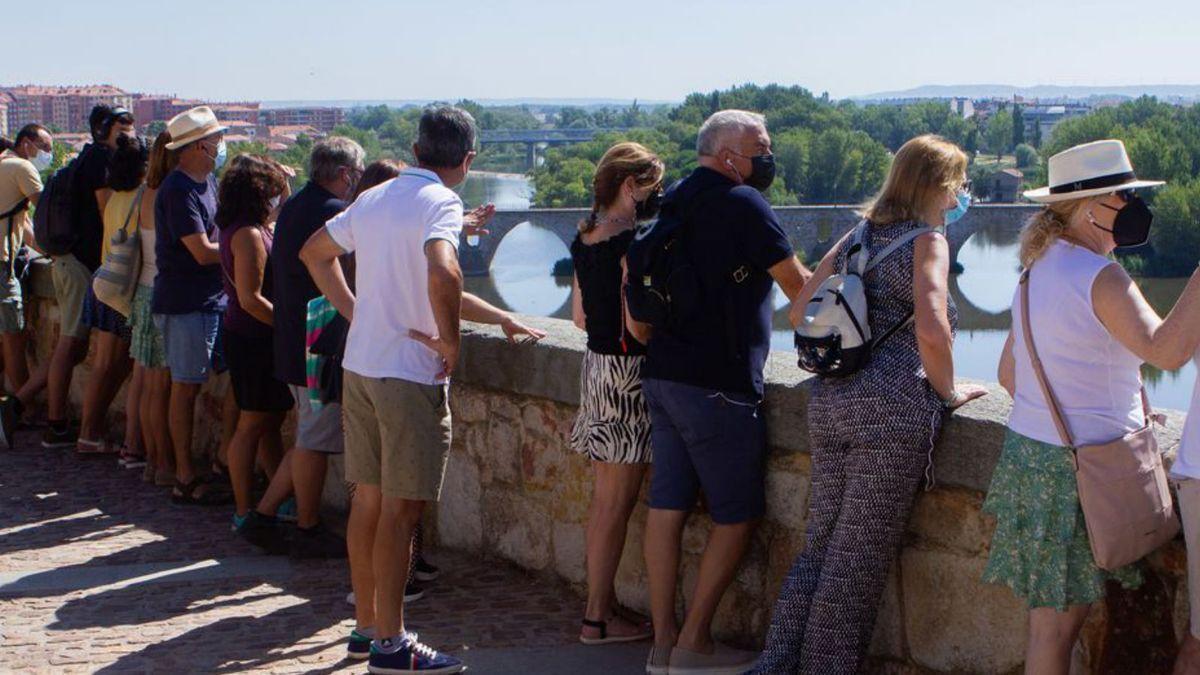 Turistas en el mirador del Troncoso: vista general del río Duero.