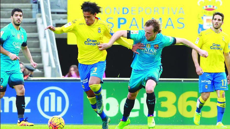 Mauricio Lemos controla el esférico en presencia de Rakitic en el duelo entre la UD Las Palmas y el Barcelona en el Estadio de Gran Canaria