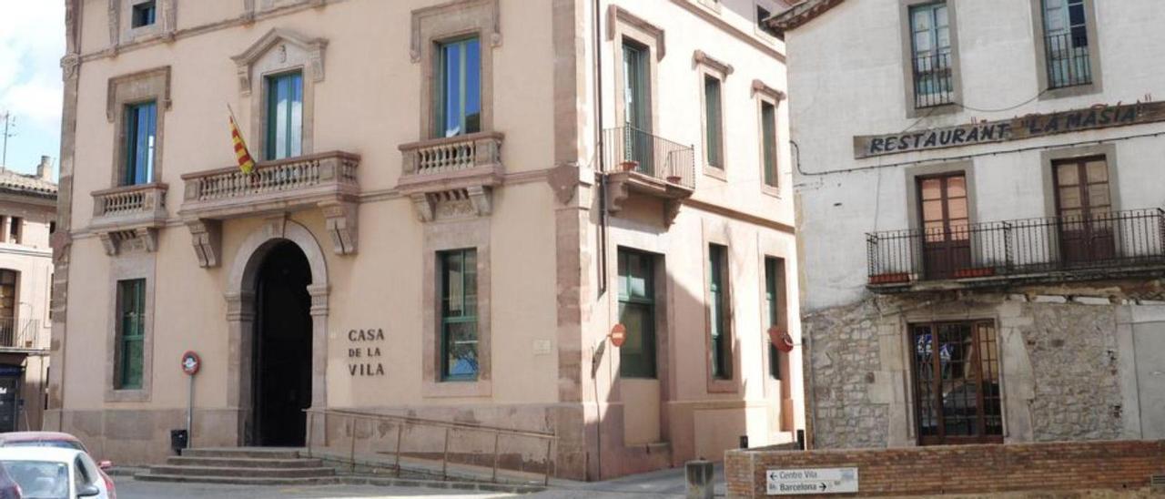 Edifici de l’Ajuntament, a la dreta, on s’ubiquen els Mossos | ARXIU/MIREIA ARSO