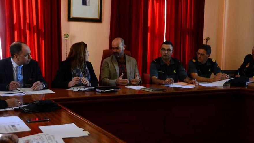 La Junta Local de Seguridad de ayer, con Ana Ortiz y Félix Juncal, conversando en el centro. // G.Núñez