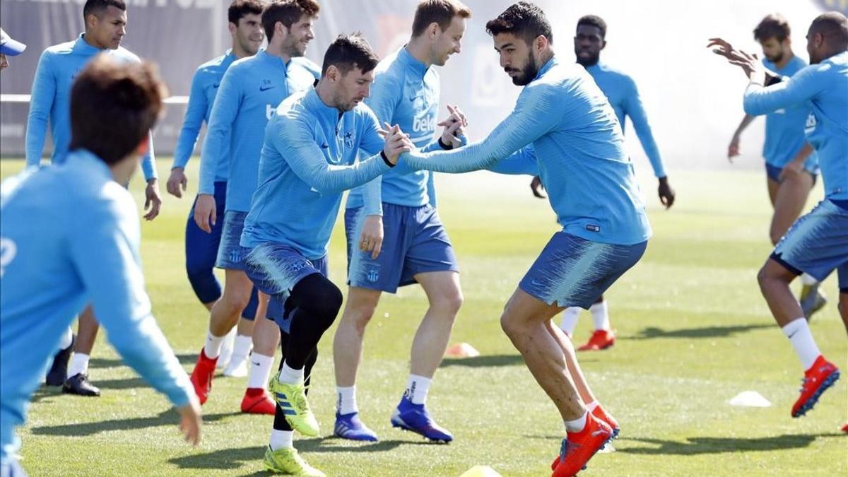 Messi y Suárez, en primer término, en el entrenamiento del Barça.