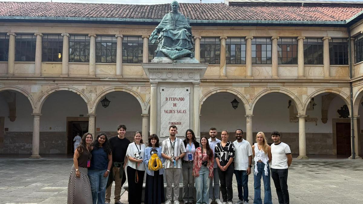 Miembros de Ingenium y estudiantes de erasmus en el edificio histórico de la Universidad de Oviedo.
