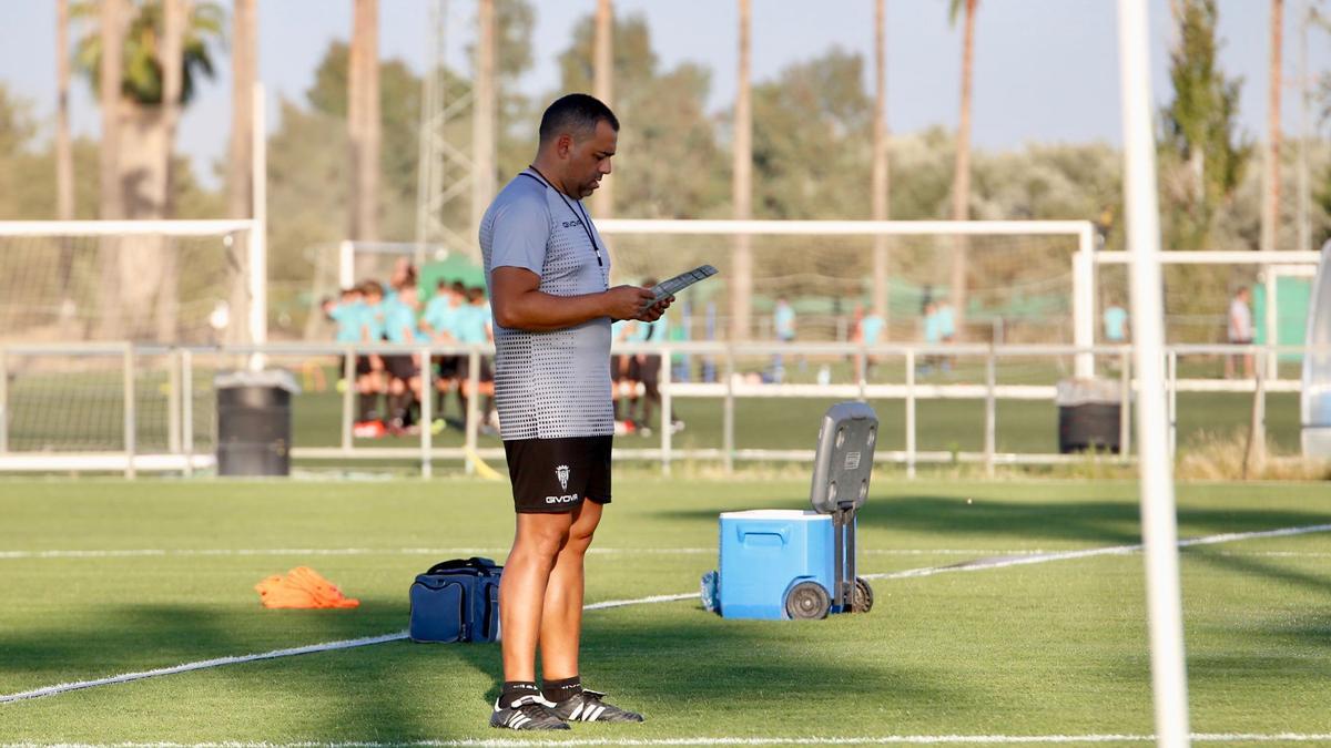 Germán Crespo mira sus notas durante el entrenamiento del Córdoba CF, este martes.