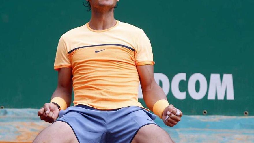 Rafa Nadal, de rodillas sobre la arcilla de Montecarlo tras ganar la final ante Monfils.